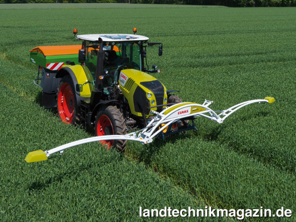 lDer neue Claas N-Sensor CROP SENSOR ISARIA arbeitet mit der Fritzmeier ISARIA-Messtechnik und ermittelt während der Fahrt automatisch und sortenunabhängig den N-Bedarf der Pflanzen. Er verfügt über zwei Sensorköpfe, die rechts und links an einem Tragrahmen montiert sind, der im Frontanbau des Traktors in einem Abstand zum Pflanzenbestand von 80 cm geführt wird.