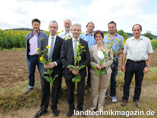 lSchmack Biogas und die REWAG testen in einem Pilotprojekt gemeinsam den Anbau der alternativen Energiepflanze Durchwachsene Silphie. Im Bild (von links): Frank Stumpf, Schmack Biogas, Dr. Tino Weber, Geschäftsführer von Schmack Biogas, Karlheinz Hanke, REWAG, REWAG-Prokurist Karl-Wolfgang Brunner, Wolfgang Hutterer, landwirtschaftlicher Berater der REWAG, Dr. Regina Grosser, REWAG, Franz Habenschaden, Landwirt und Leonard Scheuerecker, Schmack Biogas mit der Energiepflanze Silphie.