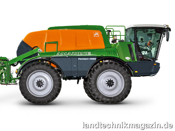 Bild: Das Behältervolumen der neuen selbstfahrenden Pflanzenschutzspritze Pantera 4502 gibt Amazone mit 4.500 l (Nenn-Volumen) respektive  4.800 l (Ist-Volumen) an. Der Klarwasserbehälter befindet sich jetzt am Heck der Maschine, die Pumpen sind vollständig integriert.