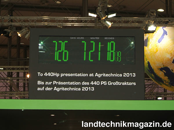 XL-Bild: Der Countdown zur Vorstellung des neuen Deutz-Fahr 440 PS Großtraktors, alias »440Hp Project«, läuft bereits seit der Agritechnica 2011. Die als Serie 11 bezeichneten neuen Deutz-Fahr Traktoren sollen nun auf der kommenden Agritechnica 2013 präsentiert werden.