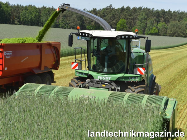 lFendt hat den Feldhäcksler Katana 65 einer Modellpflege unterzogen und präsentiert ihn auf der Agritechnica 2013 mit einigen Detailverbesserungen und neuen Ausstattungsmerkmalen.