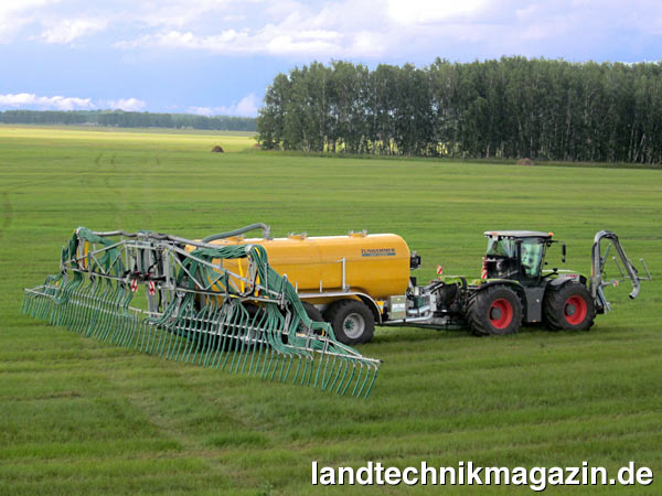 lDer neue Zunhammer Tridem-Güllewagen Profi-FANT 30 hat ein Tankvolumen von 30 cbm. Das System besteht neben dem Gülletankwagen aus einem Frontandocksystem.