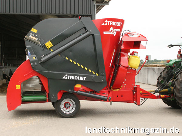 lDer selbstladende Futtermischwagen mit Strohgebläse Triomix P1 1200 AL von Trioliet kann durchaus als multifunktionale Maschine bezeichnet werden, denn er kann laden, mischen, füttern und einstreuen. Und das alles mit nur einem Traktor, einer Bedienperson und einer Maschine.