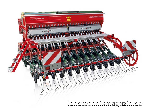 lDie neue mechanische Vogel & Noot Aufbau-Drillmaschine ProfiDrill A300 mit 3 m Arbeitsbreite verfügt über 24 versetzt angeordnete Doppelscheibenschare (Reihenabstand 12,5 cm). Die Tiefenführungs- und Andruckrollen sind werkzeuglos verstellbar und das Spornrad läuft für einen sicheren und gleichförmigen Antrieb innerhalb der Arbeitsbreite im rückverfestigten Boden.