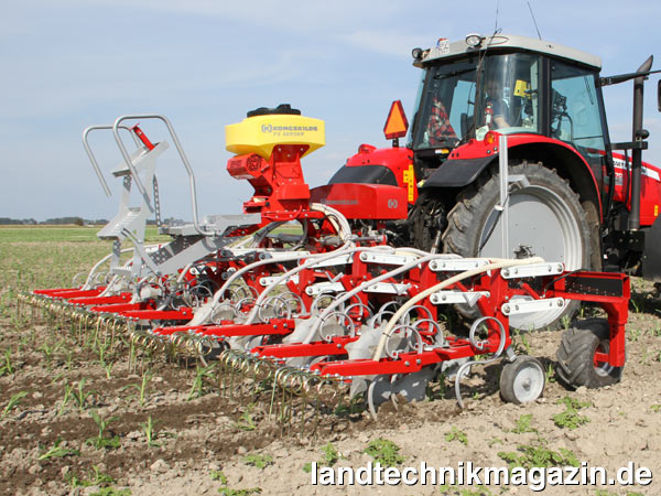 lDie neue Kongskilde Vibro Crop Intelli Hackmaschine kann mit Section Control (Teilbreitenschaltung) ausgerüstet werden, das über ein GPS-Terminal in der Schlepperkabine gesteuert wird. Ein neuer hydraulisch verschiebbarer Rahmen steuert die Maschine mit Unterstützung einer Kamera in der Reihe, mit einer Genauigkeit von bis zu ca. 2,5 cm.