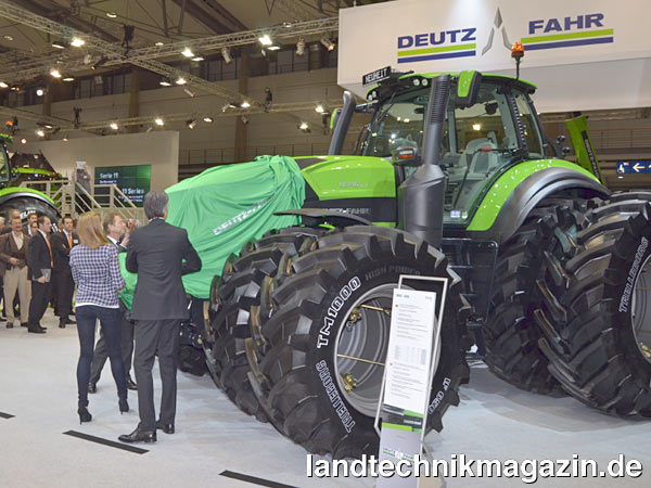 lAm Morgen des 10. November 2013 fand am Deutz-Fahr-Stand auf der Agritechnica die Enthüllung der neuen Serie 9 und Serie 11 Großtraktoren statt.