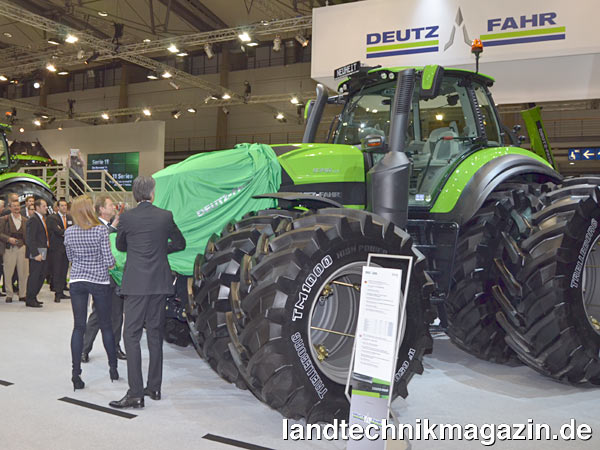 XL-Bild: Am Morgen des 10. November 2013 fand am Deutz-Fahr-Stand auf der Agritechnica die Enthüllung der neuen Serie 9 und Serie 11 Großtraktoren statt.