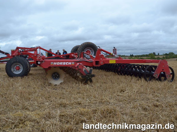 XL-Bild: Die auffälligste Neuerung bei der neuen Joker 10/12 RT von Horsch zur bekannten Joker RT ist das Mittelfahrwerk zwischen dem DiscSystem und dem Packer. Die neue Joker 10/12 RT mit einer Arbeitsbreite von 10 respektive 12 m wurde für Schlepperleistungen ab 220/300 kW/PS konzipiert.