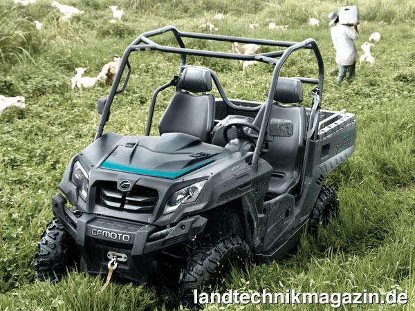 lDer CFMOTO Tracker 800 4×4 verfügt über einen Tankinhalt von 26 l, ein CVT-Getriebe mit Retour- und Untersetzungsgang, einen manuell zuschaltbaren Allradantrieb und eine zuschaltbare Differentialsperre.