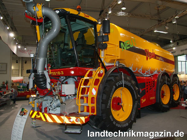 lDer neue Vredo Trac VT 5518-3 mit 32m³-GFK-Tank hat 3 angetriebene und gelenkte Achsen, die über Parallelarme angebaut sind. Die Vorderachse ist hydraulisch gefedert, die Hinterachsen verfügen über ein einzigartiges Pendelsystem.