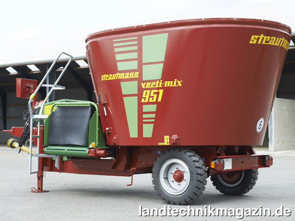 lDie auf der Agritechnica 2013 vorgestellte neue Generation der Strautmann Verti-Mix Futtermischwagen mit einer Mischschnecke erscheint in neuer Optik und mit zahlreichen technischen Neuerungen. Ab Ende des Jahres 2013 steht dem Handel laut Strautmann auch eine neue Generation der Vertikal-Futtermischwagen mit zwei Mischschnecken zur Verfügung.