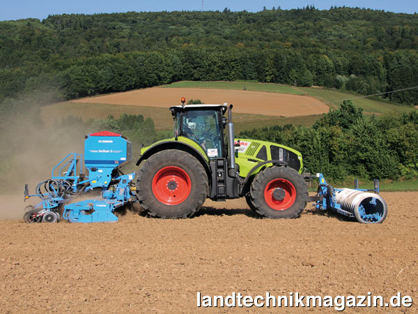 lDie neue Lemken GPS-Fahrgassenschaltung für Drillmaschinen soll korrekt angelegte Fahrgassen für Pflanzenschutz und Düngung ermöglichen, ohne dass hierfür die Reihenfolge der Säspuren immer strikt eingehalten werden muss. Zudem schaltet das System zahlreiche Fehlerquellen aus, z.B durch das Ausheben der Drillmaschine vor Hindernissen falsch gezählte Säspuren.