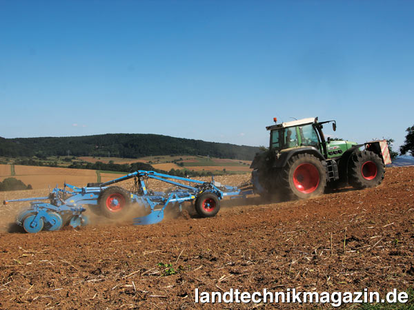 lLemken bietet für den aufgesattelten Karat Grubber mit Traktionsverstäker jetzt optional eine neues System an, das eine konstante Arbeitstiefe auch in hügeligem Gelände ermöglichen soll.