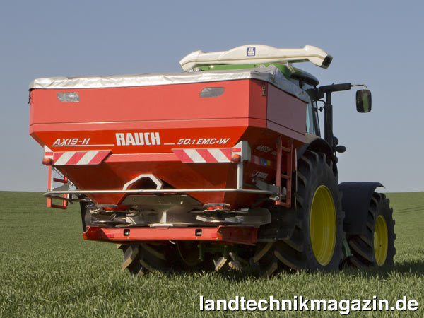lBeim Einsatz des neuen Tractor-Implement-Management-Systems TIM mit einem Rauch-Hydraulikdüngerstreuer AXIS-H 30.1/50.1 EMC (+W) können gegenüber einem Hydraulik-Konstantstrombetrieb nach Herstellerangaben bis zu 17 % Diesel eingespart werden.