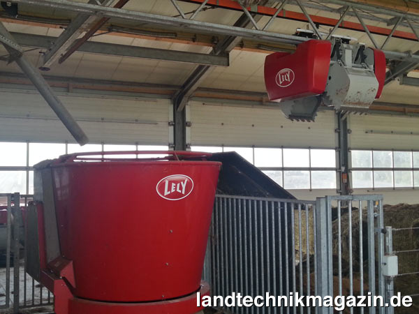 lDer neue Futtergreifer für das Lely Vector Fütterungssystem hat eine 3D-Kamera auf dem Greifer montiert, die Blöcke und Ballen in Breite, Tiefe und Höhe scannt. Dadurch können Futterblöcke und -ballen besser erkannt werden und der Greifer genauer die richtige Menge Futter aufnehmen.