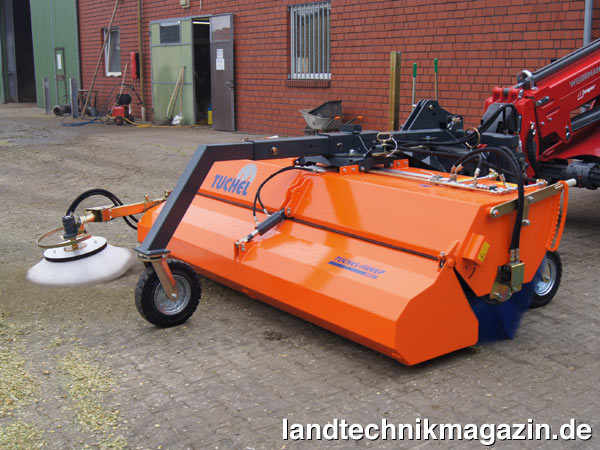 lDie neue Kehrmaschine MAXI bietet Tuchel Maschinenbau mit 240 und 280 cm Arbeitsbreite an.