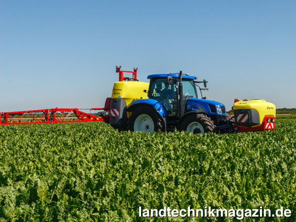 XL-Bild: Anbauspritze iXter und Fronttankspitze iXtra verschmelzen bei Kverneland Rau zu einem System. Beide Tanks verfügen über ihren eigenen Spülwassertank und unabhängige Tank-Spülsysteme. Alle Spritz- und Reinigungsarbeiten können von der Traktorkabine ausgeführt werden.