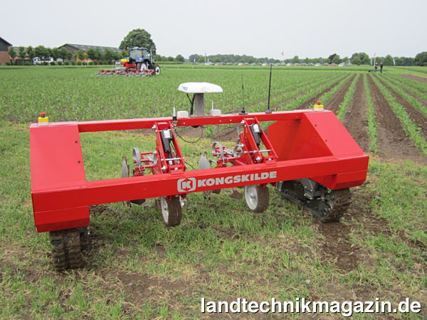 lKongskilde Vibro Crop Robotti ist ein eigenständiges Modul mit elektrisch angetriebenem Raupenfahrwerk. Es ermöglicht die Anbringung unterschiedlicher Arbeitsgeräte.