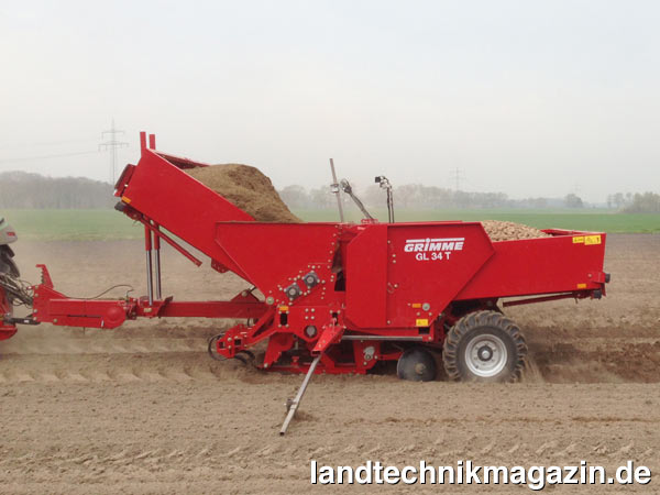 lDas neue Grimme CompoStar System ermöglicht die Ausbringung von Kompost über 4 Reihen mit der Legemaschine GL 34 T während des Legens der Kartoffeln.