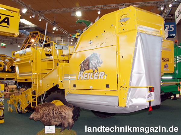 lAuf der Agritechnica 2013 präsentierte ROPA erstmals die neuen gezogenen Kartoffelroder Keiler 1 (im Bild) und Keiler 2.