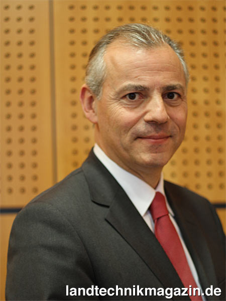 lMichel Denis ist seit Montag, den 13. Januar 2014, neuer Präsident und CEO bei Manitou. Michel Denis, 48, Absolvent der „ESSEC“, einer französischen Elite-Wirtschaftshochschule und der „Ecole Centrale de Lyon“, einer französischen Ingenieursschule, begann seine Karriere als Strategieberater.