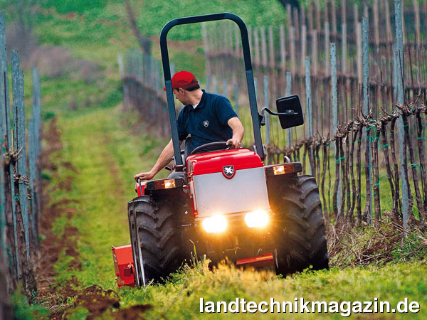 lDer Tigrone 5800 Jona wird mit einer neuen Reihe von Yanmar-Motoren im 50-PS-Segment mit Direkteinspritzung erneuert, die für die gesamte Produktreihe von Antonio Carraro eingeführt wird und nach Herstellerangaben bereits jetzt die Abgasbestimmungen von 2016 erfüllt.