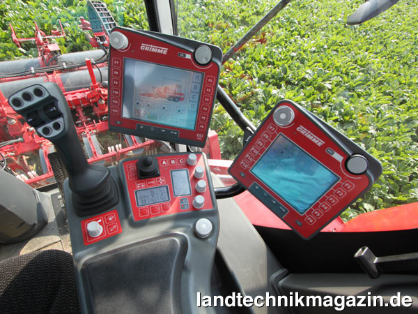 Bild: Die neue Bedienkonsole der selbstfahrenden Grimme Rübenroder REXOR 620 und REXOR 630 besteht aus zwei bewährten CCI-Touchscreen-Terminals, einem neuen Fahrhebel und in der Armlehne integrierten Bedienfunktionen.