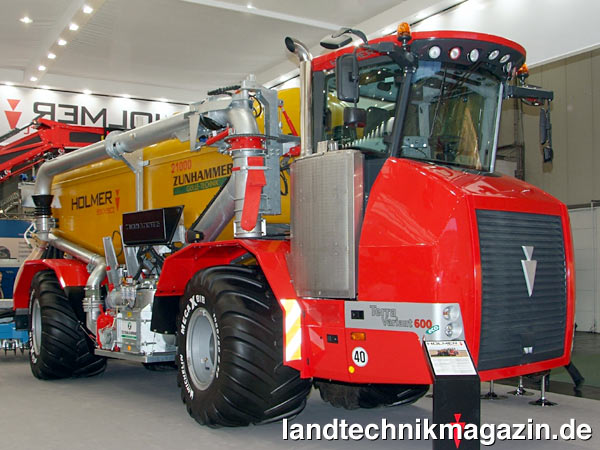 lDer neue Motor im Holmer Terra Variant 600 eco entspricht nun durch Einsatz der SCR-Technologie der Abgasnorm 4i und leistet nach Herstellerangaben knapp 600 PS (440 kW).