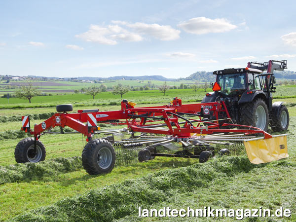 lDer Zweikreisel-Seitenschwader Fella TS 7850 verfügt über eine Arbeitsbreite von 7,80 m bis 8,40 m für 1- und 2-Schwadablage an. Mit dem Fella TS 7850 ist die Ablage zweier kleiner Schwade, eines großen Schwades oder eines Doppelschwades durch Gegenfahrt möglich. Die Umstellung erfolgt nach Unternehmensangaben einfach und sekundenschnell.
