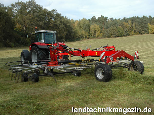 lDie beiden neuen Mittelschwader von Fella, TS 10065 und TS 10065 PRO verfügen über ein automatisch hochschwenkendes Schwadtuch, Überlastsicherung für jeden Kreisel sowie serienmäßige Weitwinkelgelenkwelle mit Freilauf. Sie sind die Nachfolgermodelle des TS 10055.