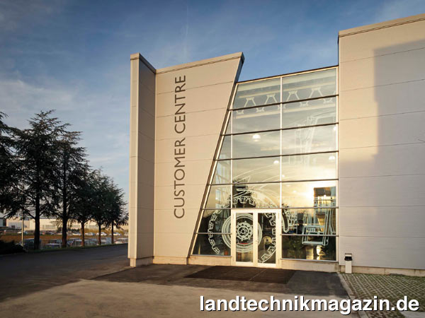 lNew Holland eröffnete kürzlich sein neues Kundenzentrum im italienischen Jesi. Das Gebäude beherbergt nach Unternehmensangaben einen Konferenzraum mit 50 Sitzplätzen, eine Lounge im Halbgeschoss, einen Sitzungsraum, einen Verkaufsshop sowie eine Ausstellungsfläche.