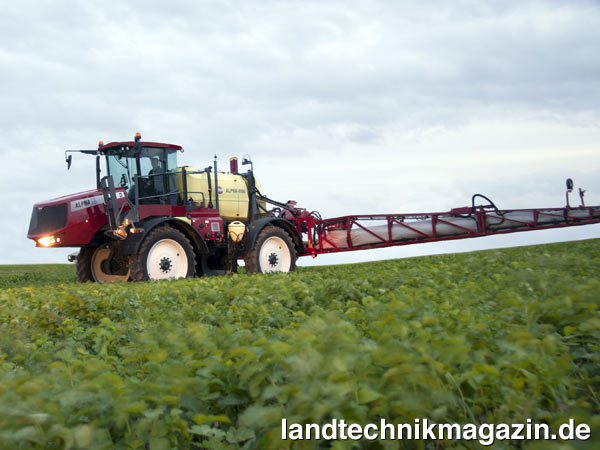 lDer Hardi ALPHA evo in der 2014-Version zeichnet sich durch das neue DynamicFluid4-Flüssigkeitssystem, serienmäßig über einen Deutz TIER 3 B Motor und den neuen hydrostatischen Fahrantrieb EcoDrive aus.