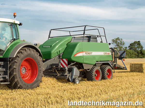 lNicht nur das Innenleben der Fendt Quaderballenpressen 870, 990, 1270, 1290, 1290 XD und 12130 wurde überarbeitet, sondern auch die Farbgebung. Bei den neuen Modellen sind Garnkasten und Zugangshaube zum Knoter grau.