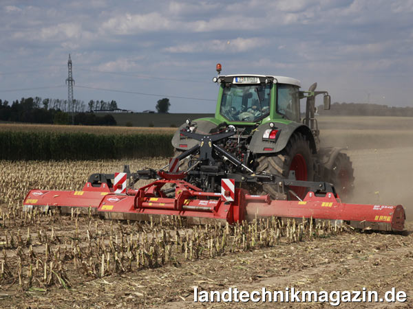 lDer neue Großflächenmulcher Kuhn BP 8340 für Schlepper mit Rückfahreinrichtung wurde zur Weidepflege, dem Mulchen von Brachland, von Zwischenfrüchten und dem Zerkleinern von Ernterückständen bei großer Ackerbaubetrieben, Maschinengemeinschaften und Lohnunternehmern entwickelt. In Kombination mit dem Mulchgerät BPR 280 PRO bietet er eine Arbeitsbreite von 8,3 m.