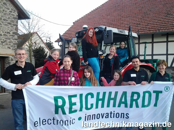 lAcht Mädchen im Alter von 10 bis 15 Jahren verbrachten ihren Mädchen-Zukunftstag, den Girls‘-Day 2014 bei Reichhardt auf dem Hofgut Ringelshausen und erhielten einen Einblick in die Berufswelt von Hardware- und Software-Entwicklern. Johannes Groß und Farhad Arzifad (vorne v.l.n.r.) hatten den Girls‘-Day 2014 fachlich vorbereitet und die jungen Damen in der Durchführung unterstützt. Andrea Reichhardt (rechts außen) leitete die Veranstaltung.