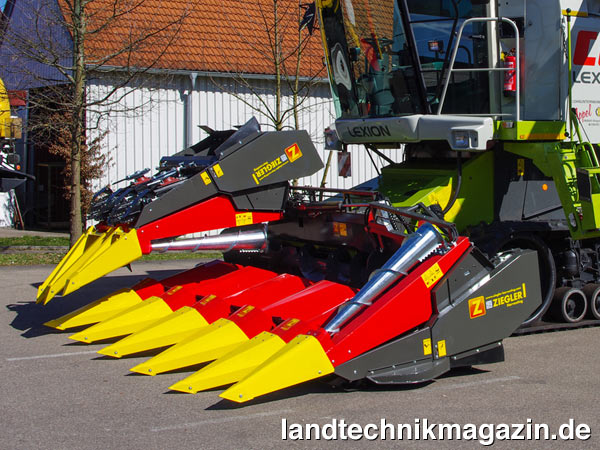 XL-Bild: Der neue Ziegler Maispflücker Corn Champion ist als Sechs- oder Achtreiher erhältlich, sowohl starr als auch klappbar. Mit nur wenigen Handgriffen und mit Hilfe eines Anbaurahmens soll der Corn Champion an fast jeden Mähdrescher oder Häcksler montiert werden können.