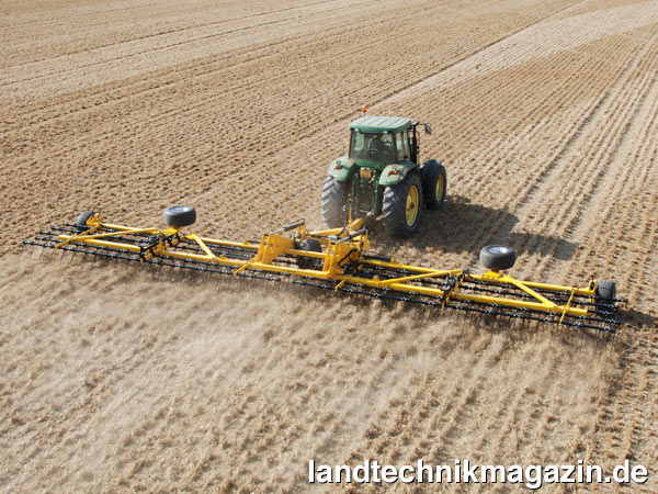 lDer Claydon Straw Harrow XXL, ein Strohstriegel mit 15 m Arbeitsbreite, ist ab sofort auch in Deutschland über den Claydon Vertrieb lieferbar. Der Claydon Straw Harrow XXL verfügt über fünf Zinkenreihen mit 16 mm starken Zinken, die in einem Abstand von 60 mm montiert sind.