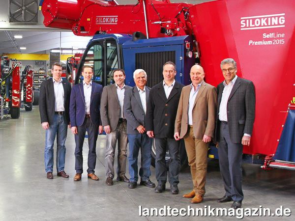 lBei Mayer Maschinenbau in Tittmoning wurde jetzt der eintausendste selbstfahrende Futtermischwagen SILOKING SelfLine produziert. Im Bild (von links nach rechts): Sascha Behrend, Vertriebsleiter, Ulrich Hufnagel, Leiter Produktmanagement, Johann Felber und Ezra Hadar, Leitung Produktentwicklung, Roland Hurnaus, Leiter Produktion, Georg Mayer, Geschäftsführer und Dr. Peter Schöttl, Geschäftsführer.