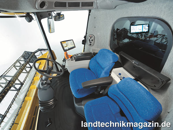 XL-Bild: Die neue Harvest-Suite-Kabine soll bei den New Holland Mähdreschern der Baureihe CR jetzt für noch mehr Fahrkomfort sorgen. Wahlweise kann die Kabine sogar mit Ledersitz bestellt werden.