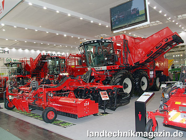 lDie Basis des neuen 12-reihigen, selbstfahrenden Rübenroders Agrifac Exxact HexxTraxx bildet der bereits vor zehn Jahren vorgestellte 12-reihige Agrifac Hexa. Angetrieben wird der allradgelenkte Agrifac Exxact HexxTraxx von einem Volvo 6-Zylinder Motor mit 612/450 PS/kW der Abgaskategorie IIIB, die Kraftstofftanks haben ein 1.150 Liter Inhalt.