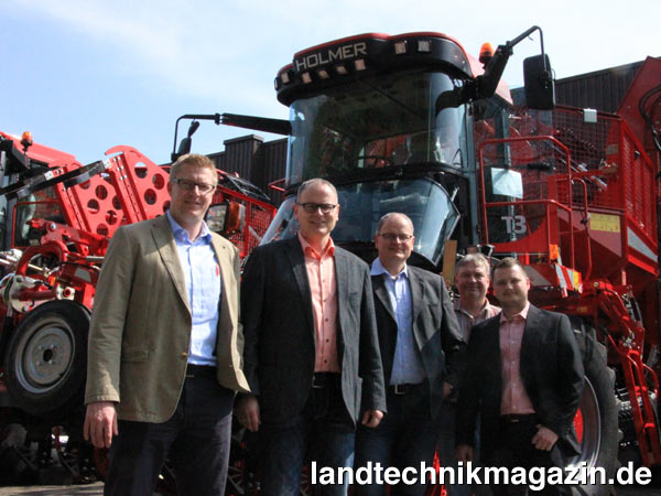 lDie Thüringer Agrartechnik & Maschinenbau GmbH (TAM) übernimmt im westlichen und südlichen Thüringen die Service- und Vertriebsaktivitäten für die Produkte aus dem Hause Holmer. Im Bild (von links): Jürgen Eifler (Holmer-Vertriebsleiter), Mario und Marko Görke (Geschäftsführende Gesellschafter TAM), Andreas Tobschall (Holmer-Gebietsbeauftragter), Philipp Böhm (Leiter TAM Vertriebsinnendienst).