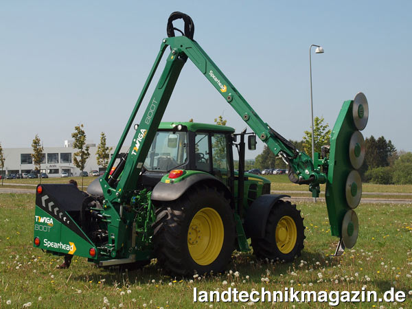 Spearhead-GreenTec bietet für den neuen Auslegemäher Twiga Pro ein breites Programm an Arbeitswerkzeugen an, um einen ganzjährigen Einsatz zu ermöglichen. Gezeigt wird hier der Twiga Pro 800T (Teleskopmodell mit 8 m Reichweite) mit der Astschere LRS. lSpearhead-GreenTec bietet für den neuen Auslegemäher Twiga Pro ein breites Programm an Arbeitswerkzeugen an, um einen ganzjährigen Einsatz zu ermöglichen. Gezeigt wird hier der Twiga Pro 800T (Teleskopmodell mit 8 m Reichweite) mit der Astschere LRS.