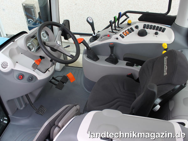 Bild: Landini bietet die Serie 6C Traktoren in den beiden Ausstattungs-Versionen Techno und Top an, die sich in der Serienausrüstung und den möglichen Ausrüstungsoptionen unterscheiden. In der Grundausstattung ist die Kabine – abgesehen von den ausstattungsspezifischen Bedienelementen – beider Versionen identisch. Der Landini Serie 6C Techno kann optional jedoch nur mit einer Klimaanlage bestellt werden, der Landini Serie 6C Top hingegen wahlweise mit einer Klimaautomatik. Foto: Argo Tractors S.p.A. Bild: Landini bietet die Serie 6C Traktoren in den beiden Ausstattungs-Versionen Techno und Top an, die sich in der Serienausrüstung und den möglichen Ausrüstungsoptionen unterscheiden. In der Grundausstattung ist die Kabine – abgesehen von den ausstattungsspezifischen Bedienelementen – beider Versionen identisch. Der Landini Serie 6C Techno kann optional jedoch nur mit einer Klimaanlage bestellt werden, der Landini Serie 6C Top hingegen wahlweise mit einer Klimaautomatik. Foto: Argo Tractors S.p.A.