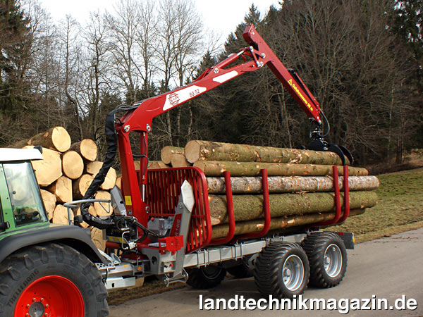 lSchlang & Reichart erweitert die mit dem SR.1400 (im Bild) begonnene Rückeanhänger-Baureihe zur Interforst 2014 um die zwei Modelle SR.950 und SR.1100 mit 10,0 und 11,0 Tonnen Nutzlast.