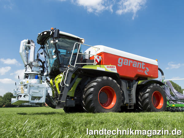 XL-Bild: Der neue Kotte garant Gülleaufbau XST 16.000 für den Claas XERION 4000 SADDLE TRAC verfügt über einen Behälter aus glasfaserverstärktem Kunststoff (GFK). Der leichtere Kunststoff-Tank soll gegenüber einem vergleichbaren Gülletank aus Stahl eine Gewichtsreduzierung von rund 3 Tonnen ermöglichen.