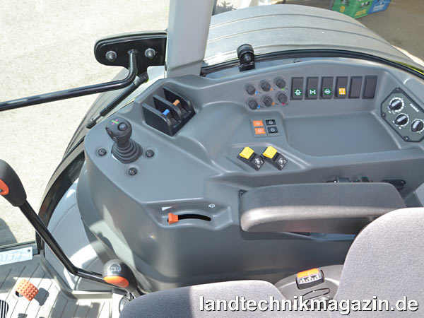 Bild: In der Topausstattung gibt es für den Claas ELIOS 200 unter anderem eine EHR für den Heckkraftheber, elektronische Steuergeräte mit Zeit- und Mengenregelung sowie Joystickbedienung (Claas ELECTROPILOT) und eine elektrohydraulische Zapfwellen- und Allradschaltung per Knopfdruck.