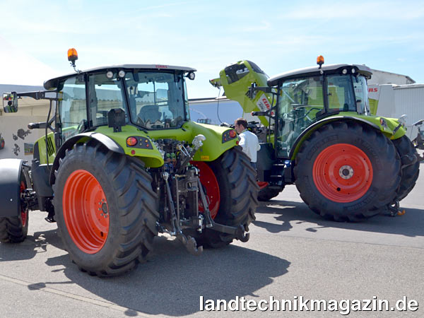 Bild: Je nach Modell stehen bei der neuen Claas ARION 400 Serie unterschiedliche Kabinen zur Auswahl. Für alle ARION 400 Modelle sind die Hochdach-Kabine sowie die neue PANORAMIC Kabine bestellbar. Für die ARION 440 und 450 gibt es auch eine 5-Pfosten-Kabine mit durchgehender rechter Scheibe aus Polycarbonat. ARION 410 und 420 lassen sich auch mit einer Niedrigdach-Kabine (vorne im Bild) ausrüsten, deren Mindestgesamthöhe laut Claas 2,48 m statt der 2,70 m bei den übrigen Kabinen beträgt.