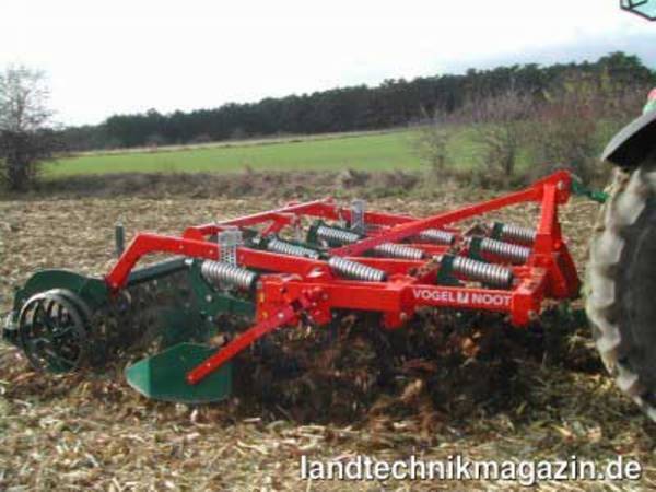 lFeinerer Bodenaufbruch durch geringeren Strichabstand: Vogel & Noot TerraFlex.