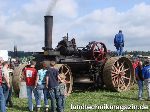 XL-Bild: Die Vorführung des Heuke-Dampfpfluggespannes aus dem Agrarbildungszentrum Landshut-Schönbrunn ist einzigartiges Schauspiel das in der Region letztmals auf der IGHL-Ausstellung im Jahre 2008 mehr als 14.000 Zuschauer begeisterte.