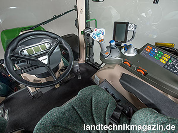 Bild: Eine Bedienarmlehne gibt es bei der neuen Generation der Fendt 300 Vario Traktoren leider nicht, dafür aber eine neu gestaltete Bedienkonsole auf der rechten Seite. Das Bild zeigt die Ausstattungsvariante »Profi« mit serienmäßigem 7-Zoll-Varioterminal und »großem« Joystick.